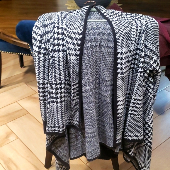 Bundle of 4 assorted small cardigans (burgundy, grey, tan, black and white) - Picture 3 of 4